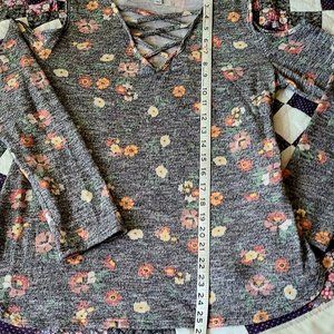 Love Fire size Medium Gray and Floral top